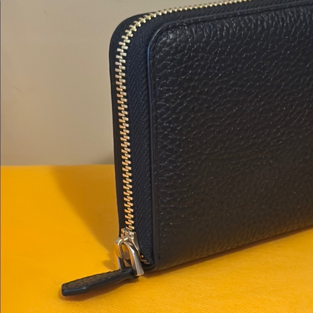 NEW✨Valentino Continental Leather Zip Wallet by Mario Valentino - Picture 4 of 10